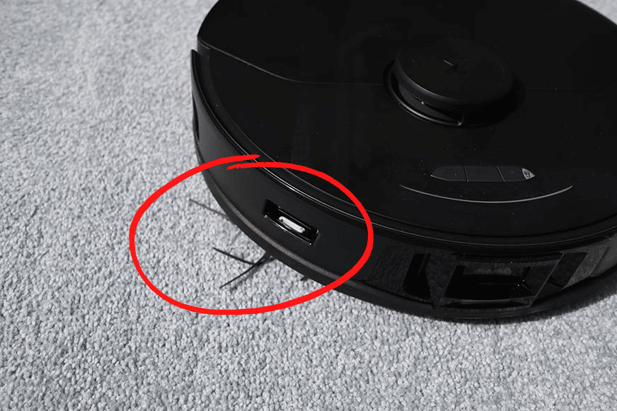 Прорезиненная боковая щетка Roborock S7 MaxV изгибается на ковре с высоким ворсом